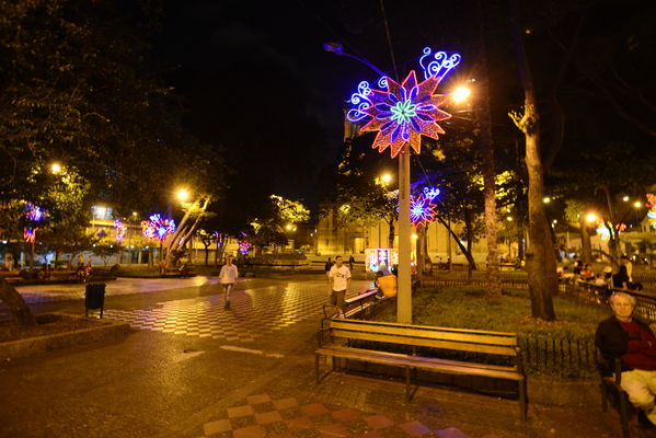 Alumbrado Navideño en los parques de Medellín
Alumbrado Navideño en los parques de Medellín
Fecha: Diciembre 12 de 2016
Para descargar esta fotografía en alta resolución, haga clic sobre la imagen hasta que la misma se despliegue en la pantalla completa; luego dé clic derecho y elija la opción "guardar imagen como". 
En caso de publicación por cualquier medio, solicitamos acompañarla del crédito: "Foto EPM"
Palabras clave: Alumbrado Navideño parques Medellín Bolivar