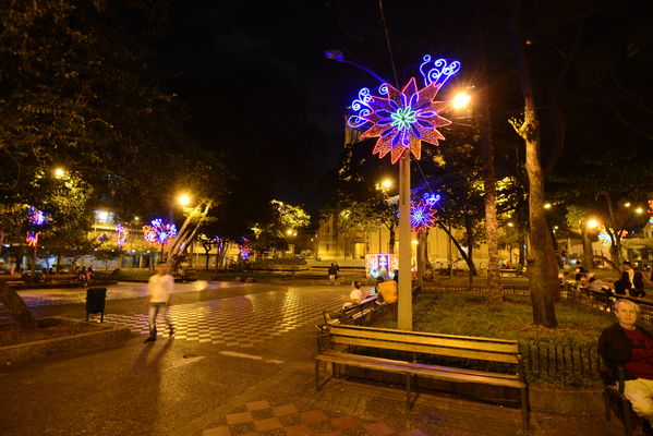 Alumbrado Navideño en los parques de Medellín
Alumbrado Navideño en los parques de Medellín
Fecha: Diciembre 12 de 2016
Para descargar esta fotografía en alta resolución, haga clic sobre la imagen hasta que la misma se despliegue en la pantalla completa; luego dé clic derecho y elija la opción "guardar imagen como". 
En caso de publicación por cualquier medio, solicitamos acompañarla del crédito: "Foto EPM"
Palabras clave: Alumbrado Navideño parques Medellín Bolivar