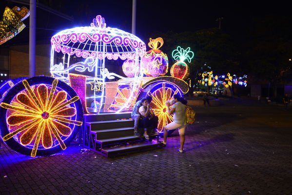 Alumbrado Navideño en los parques de Medellín
Alumbrado Navideño en los parques de Medellín
Fecha: Diciembre 12 de 2016
Para descargar esta fotografía en alta resolución, haga clic sobre la imagen hasta que la misma se despliegue en la pantalla completa; luego dé clic derecho y elija la opción "guardar imagen como". 
En caso de publicación por cualquier medio, solicitamos acompañarla del crédito: "Foto EPM"
Palabras clave: Alumbrado Navideño parques Medellín San Antonio