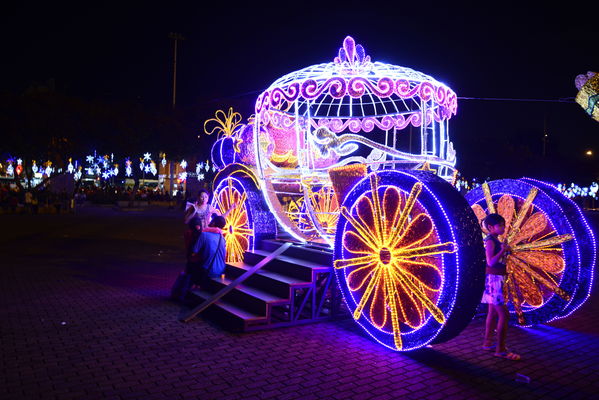 Alumbrado Navideño en los parques de Medellín
Alumbrado Navideño en los parques de Medellín
Fecha: Diciembre 12 de 2016
Para descargar esta fotografía en alta resolución, haga clic sobre la imagen hasta que la misma se despliegue en la pantalla completa; luego dé clic derecho y elija la opción "guardar imagen como". 
En caso de publicación por cualquier medio, solicitamos acompañarla del crédito: "Foto EPM"
Palabras clave: Alumbrado Navideño parques Medellín San Antonio