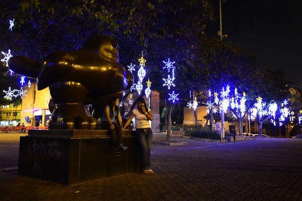 Alumbrado Navideño en los parques de Medellín
Alumbrado Navideño en los parques de Medellín
Fecha: Diciembre 12 de 2016
Para descargar esta fotografía en alta resolución, haga clic sobre la imagen hasta que la misma se despliegue en la pantalla completa; luego dé clic derecho y elija la opción "guardar imagen como". 
En caso de publicación por cualquier medio, solicitamos acompañarla del crédito: "Foto EPM"
Palabras clave: Alumbrado Navideño parques Medellín San Antonio