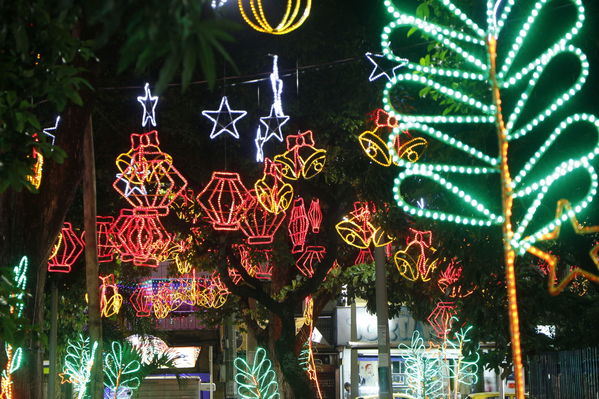 Alumbrado Navideño en los parques de Medellín
Alumbrado Navideño en los parques de Medellín
Fecha: Diciembre 12 de 2016
Para descargar esta fotografía en alta resolución, haga clic sobre la imagen hasta que la misma se despliegue en la pantalla completa; luego dé clic derecho y elija la opción "guardar imagen como". 
En caso de publicación por cualquier medio, solicitamos acompañarla del crédito: "Foto EPM"
Palabras clave: Alumbrado Navideño parques Medellín Belén