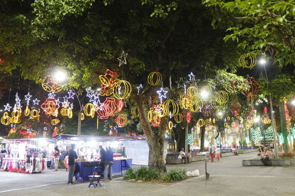 Alumbrado Navideño en los parques de Medellín
Alumbrado Navideño en los parques de Medellín
Fecha: Diciembre 12 de 2016
Para descargar esta fotografía en alta resolución, haga clic sobre la imagen hasta que la misma se despliegue en la pantalla completa; luego dé clic derecho y elija la opción "guardar imagen como". 
En caso de publicación por cualquier medio, solicitamos acompañarla del crédito: "Foto EPM"
Palabras clave: Alumbrado Navideño parques Medellín Belén