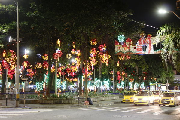 Alumbrado Navideño en los parques de Medellín
Alumbrado Navideño en los parques de Medellín
Fecha: Diciembre 12 de 2016
Para descargar esta fotografía en alta resolución, haga clic sobre la imagen hasta que la misma se despliegue en la pantalla completa; luego dé clic derecho y elija la opción "guardar imagen como". 
En caso de publicación por cualquier medio, solicitamos acompañarla del crédito: "Foto EPM"
Palabras clave: Alumbrado Navideño parques Medellín Belén