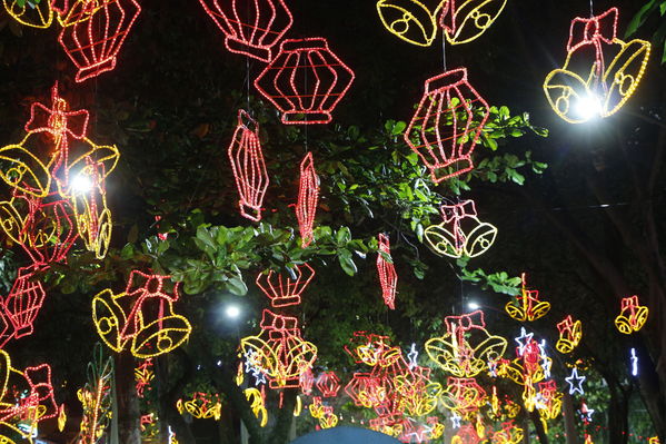 Alumbrado Navideño en los parques de Medellín
Alumbrado Navideño en los parques de Medellín
Fecha: Diciembre 12 de 2016
Para descargar esta fotografía en alta resolución, haga clic sobre la imagen hasta que la misma se despliegue en la pantalla completa; luego dé clic derecho y elija la opción "guardar imagen como". 
En caso de publicación por cualquier medio, solicitamos acompañarla del crédito: "Foto EPM"
Palabras clave: Alumbrado Navideño parques Medellín Belén