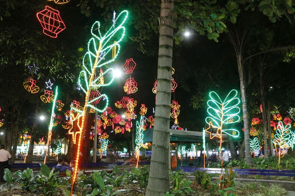 Alumbrado Navideño en los parques de Medellín
Alumbrado Navideño en los parques de Medellín
Fecha: Diciembre 12 de 2016
Para descargar esta fotografía en alta resolución, haga clic sobre la imagen hasta que la misma se despliegue en la pantalla completa; luego dé clic derecho y elija la opción "guardar imagen como". 
En caso de publicación por cualquier medio, solicitamos acompañarla del crédito: "Foto EPM"
Palabras clave: Alumbrado Navideño parques Medellín Belén