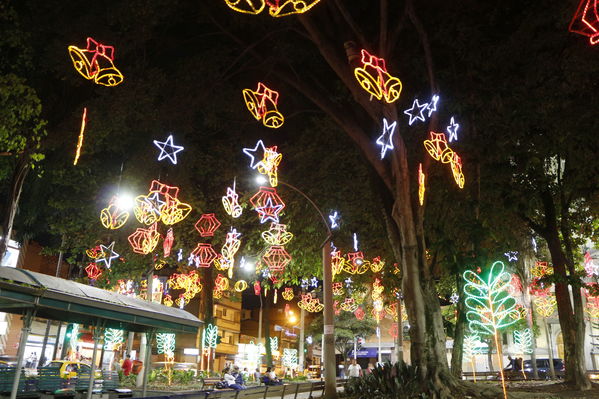 Alumbrado Navideño en los parques de Medellín
Alumbrado Navideño en los parques de Medellín
Fecha: Diciembre 12 de 2016
Para descargar esta fotografía en alta resolución, haga clic sobre la imagen hasta que la misma se despliegue en la pantalla completa; luego dé clic derecho y elija la opción "guardar imagen como". 
En caso de publicación por cualquier medio, solicitamos acompañarla del crédito: "Foto EPM"
Palabras clave: Alumbrado Navideño parques Medellín Belén