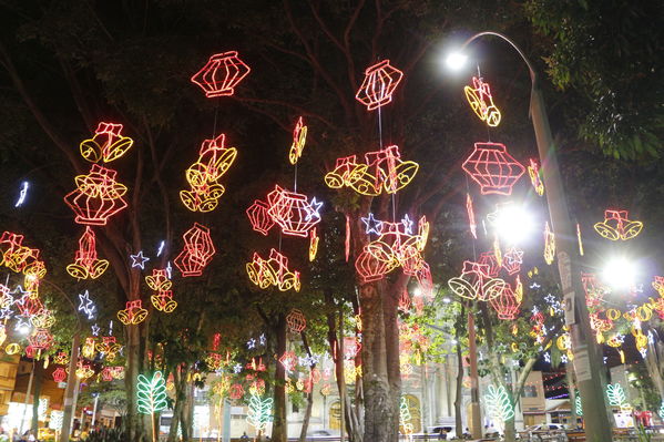 Alumbrado Navideño en los parques de Medellín
Alumbrado Navideño en los parques de Medellín
Fecha: Diciembre 12 de 2016
Para descargar esta fotografía en alta resolución, haga clic sobre la imagen hasta que la misma se despliegue en la pantalla completa; luego dé clic derecho y elija la opción "guardar imagen como". 
En caso de publicación por cualquier medio, solicitamos acompañarla del crédito: "Foto EPM"
Palabras clave: Alumbrado Navideño parques Medellín Belén