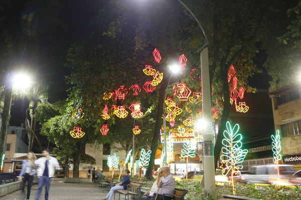 Alumbrado Navideño en los parques de Medellín
Alumbrado Navideño en los parques de Medellín
Fecha: Diciembre 12 de 2016
Para descargar esta fotografía en alta resolución, haga clic sobre la imagen hasta que la misma se despliegue en la pantalla completa; luego dé clic derecho y elija la opción "guardar imagen como". 
En caso de publicación por cualquier medio, solicitamos acompañarla del crédito: "Foto EPM"
Palabras clave: Alumbrado Navideño parques Medellín Belén