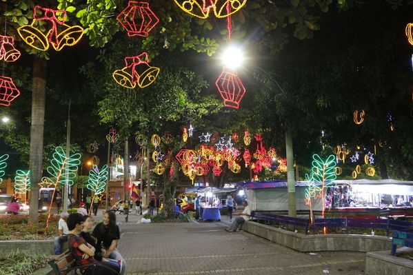 Alumbrado Navideño en los parques de Medellín
Alumbrado Navideño en los parques de Medellín
Fecha: Diciembre 12 de 2016
Para descargar esta fotografía en alta resolución, haga clic sobre la imagen hasta que la misma se despliegue en la pantalla completa; luego dé clic derecho y elija la opción "guardar imagen como". 
En caso de publicación por cualquier medio, solicitamos acompañarla del crédito: "Foto EPM"
Palabras clave: Alumbrado Navideño parques Medellín Belén