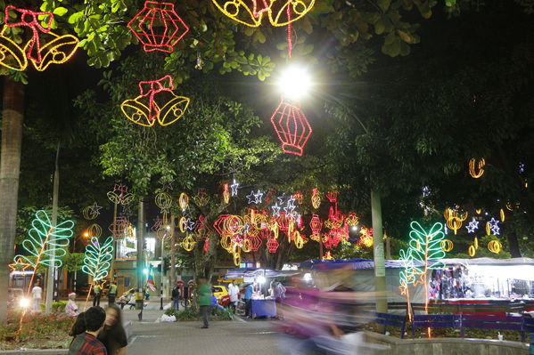 Alumbrado Navideño en los parques de Medellín
Alumbrado Navideño en los parques de Medellín
Fecha: Diciembre 12 de 2016
Para descargar esta fotografía en alta resolución, haga clic sobre la imagen hasta que la misma se despliegue en la pantalla completa; luego dé clic derecho y elija la opción "guardar imagen como". 
En caso de publicación por cualquier medio, solicitamos acompañarla del crédito: "Foto EPM"
Palabras clave: Alumbrado Navideño parques Medellín Belén