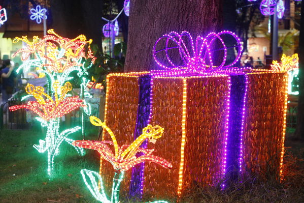 Alumbrado Navideño en los parques de Medellín
Alumbrado Navideño en los parques de Medellín
Fecha: Diciembre 12 de 2016
Para descargar esta fotografía en alta resolución, haga clic sobre la imagen hasta que la misma se despliegue en la pantalla completa; luego dé clic derecho y elija la opción "guardar imagen como". 
En caso de publicación por cualquier medio, solicitamos acompañarla del crédito: "Foto EPM"
Palabras clave: Alumbrado Navideño parques Medellín Floresta