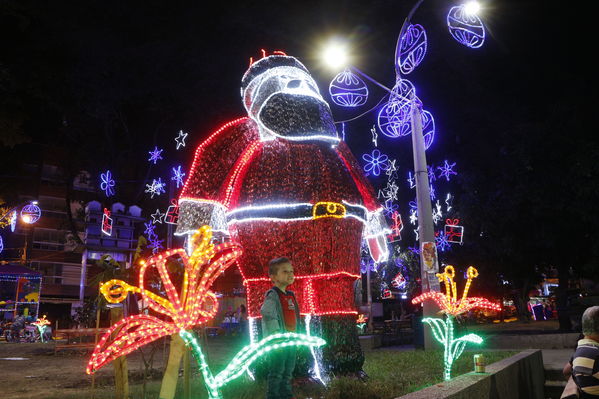 Alumbrado Navideño en los parques de Medellín
Alumbrado Navideño en los parques de Medellín
Fecha: Diciembre 12 de 2016
Para descargar esta fotografía en alta resolución, haga clic sobre la imagen hasta que la misma se despliegue en la pantalla completa; luego dé clic derecho y elija la opción "guardar imagen como". 
En caso de publicación por cualquier medio, solicitamos acompañarla del crédito: "Foto EPM"
Palabras clave: Alumbrado Navideño parques Medellín Floresta