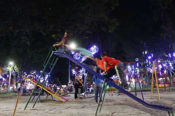 Alumbrado Navideño en los parques de Medellín
Alumbrado Navideño en los parques de Medellín
Fecha: Diciembre 12 de 2016
Para descargar esta fotografía en alta resolución, haga clic sobre la imagen hasta que la misma se despliegue en la pantalla completa; luego dé clic derecho y elija la opción "guardar imagen como". 
En caso de publicación por cualquier medio, solicitamos acompañarla del crédito: "Foto EPM"
Palabras clave: Alumbrado Navideño parques Medellín Floresta