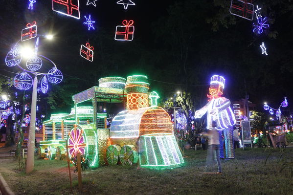 Alumbrado Navideño en los parques de Medellín
Alumbrado Navideño en los parques de Medellín
Fecha: Diciembre 12 de 2016
Para descargar esta fotografía en alta resolución, haga clic sobre la imagen hasta que la misma se despliegue en la pantalla completa; luego dé clic derecho y elija la opción "guardar imagen como". 
En caso de publicación por cualquier medio, solicitamos acompañarla del crédito: "Foto EPM"
Palabras clave: Alumbrado Navideño parques Medellín Floresta