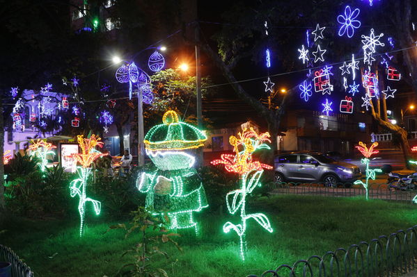 Alumbrado Navideño en los parques de Medellín
Alumbrado Navideño en los parques de Medellín
Fecha: Diciembre 12 de 2016
Para descargar esta fotografía en alta resolución, haga clic sobre la imagen hasta que la misma se despliegue en la pantalla completa; luego dé clic derecho y elija la opción "guardar imagen como". 
En caso de publicación por cualquier medio, solicitamos acompañarla del crédito: "Foto EPM"
Palabras clave: Alumbrado Navideño parques Medellín Floresta