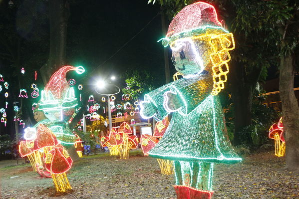 Alumbrado Navideño en los parques de Medellín
Alumbrado Navideño en los parques de Medellín
Fecha: Diciembre 12 de 2016
Para descargar esta fotografía en alta resolución, haga clic sobre la imagen hasta que la misma se despliegue en la pantalla completa; luego dé clic derecho y elija la opción "guardar imagen como". 
En caso de publicación por cualquier medio, solicitamos acompañarla del crédito: "Foto EPM"
Palabras clave: Alumbrado Navideño parques Medellín Laureles