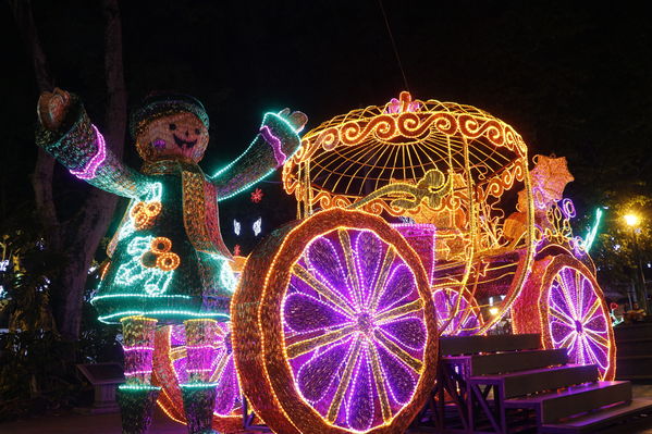 Alumbrado Navideño en los parques de Medellín
Alumbrado Navideño en los parques de Medellín
Fecha: Diciembre 12 de 2016
Para descargar esta fotografía en alta resolución, haga clic sobre la imagen hasta que la misma se despliegue en la pantalla completa; luego dé clic derecho y elija la opción "guardar imagen como". 
En caso de publicación por cualquier medio, solicitamos acompañarla del crédito: "Foto EPM"
Palabras clave: Alumbrado Navideño parques Medellín Poblado