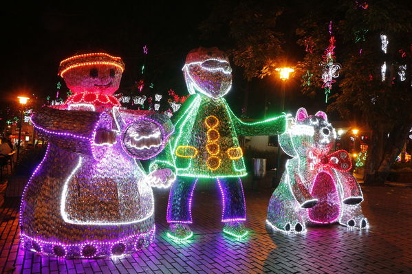 Alumbrado Navideño en los parques de Medellín
Alumbrado Navideño en los parques de Medellín
Fecha: Diciembre 12 de 2016
Para descargar esta fotografía en alta resolución, haga clic sobre la imagen hasta que la misma se despliegue en la pantalla completa; luego dé clic derecho y elija la opción "guardar imagen como". 
En caso de publicación por cualquier medio, solicitamos acompañarla del crédito: "Foto EPM"
Palabras clave: Alumbrado Navideño parques Medellín Poblado