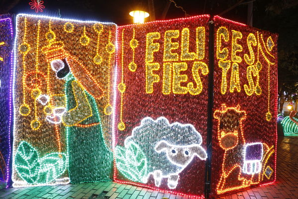 Alumbrado Navideño en los parques de Medellín
Alumbrado Navideño en los parques de Medellín
Fecha: Diciembre 12 de 2016
Para descargar esta fotografía en alta resolución, haga clic sobre la imagen hasta que la misma se despliegue en la pantalla completa; luego dé clic derecho y elija la opción "guardar imagen como". 
En caso de publicación por cualquier medio, solicitamos acompañarla del crédito: "Foto EPM"
Palabras clave: Alumbrado Navideño parques Medellín Poblado