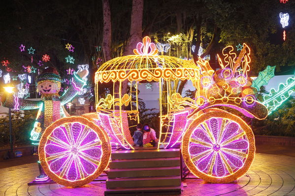 Alumbrado Navideño en los parques de Medellín
Alumbrado Navideño en los parques de Medellín
Fecha: Diciembre 12 de 2016
Para descargar esta fotografía en alta resolución, haga clic sobre la imagen hasta que la misma se despliegue en la pantalla completa; luego dé clic derecho y elija la opción "guardar imagen como". 
En caso de publicación por cualquier medio, solicitamos acompañarla del crédito: "Foto EPM"
Palabras clave: Alumbrado Navideño parques Medellín Poblado