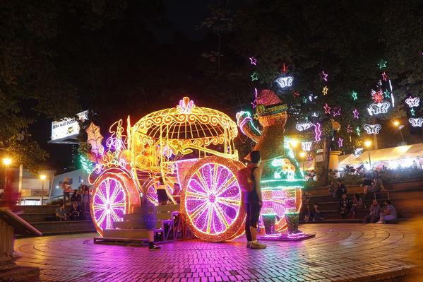 Alumbrado Navideño en los parques de Medellín
Alumbrado Navideño en los parques de Medellín
Fecha: Diciembre 12 de 2016
Para descargar esta fotografía en alta resolución, haga clic sobre la imagen hasta que la misma se despliegue en la pantalla completa; luego dé clic derecho y elija la opción "guardar imagen como". 
En caso de publicación por cualquier medio, solicitamos acompañarla del crédito: "Foto EPM"
Palabras clave: Alumbrado Navideño parques Medellín Poblado