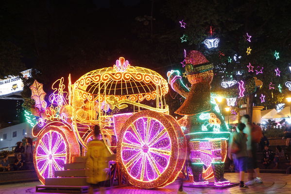 Alumbrado Navideño en los parques de Medellín
Alumbrado Navideño en los parques de Medellín
Fecha: Diciembre 12 de 2016
Para descargar esta fotografía en alta resolución, haga clic sobre la imagen hasta que la misma se despliegue en la pantalla completa; luego dé clic derecho y elija la opción "guardar imagen como". 
En caso de publicación por cualquier medio, solicitamos acompañarla del crédito: "Foto EPM"
Palabras clave: Alumbrado Navideño parques Medellín Poblado