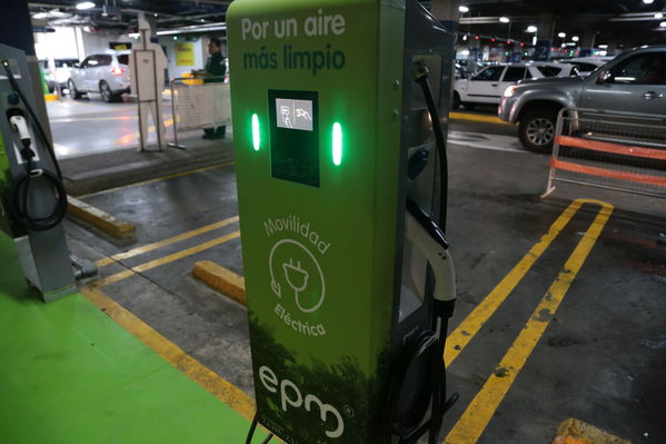 Ecoestación Unicentro
Ecoestación Unicentro
Fecha: Diciembre 12 de 2017
Para descargar esta fotografía en alta resolución, haga clic sobre la imagen hasta que la misma se despliegue en la pantalla completa; luego dé clic derecho y elija la opción "guardar imagen como". 
En caso de publicación por cualquier medio, solicitamos acompañarla del crédito: "Foto EPM
Palabras clave: Ecoestación Unicentro