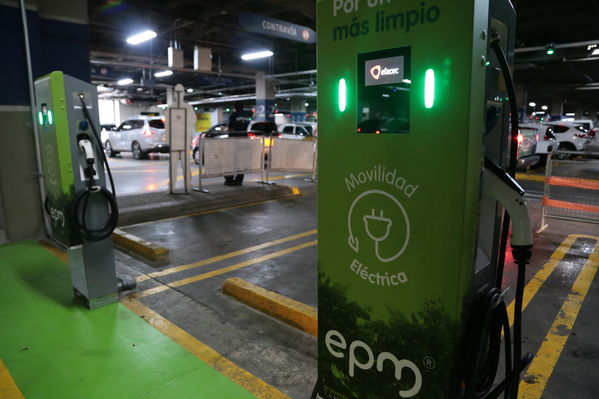 Ecoestación Unicentro
Ecoestación Unicentro
Fecha: Diciembre 12 de 2017
Para descargar esta fotografía en alta resolución, haga clic sobre la imagen hasta que la misma se despliegue en la pantalla completa; luego dé clic derecho y elija la opción "guardar imagen como". 
En caso de publicación por cualquier medio, solicitamos acompañarla del crédito: "Foto EPM
Palabras clave: Ecoestación Unicentro