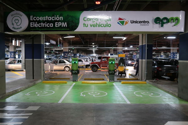 Ecoestación Unicentro
Ecoestación Unicentro
Fecha: Diciembre 12 de 2017
Para descargar esta fotografía en alta resolución, haga clic sobre la imagen hasta que la misma se despliegue en la pantalla completa; luego dé clic derecho y elija la opción "guardar imagen como". 
En caso de publicación por cualquier medio, solicitamos acompañarla del crédito: "Foto EPM"
Palabras clave: Ecoestación Unicentro