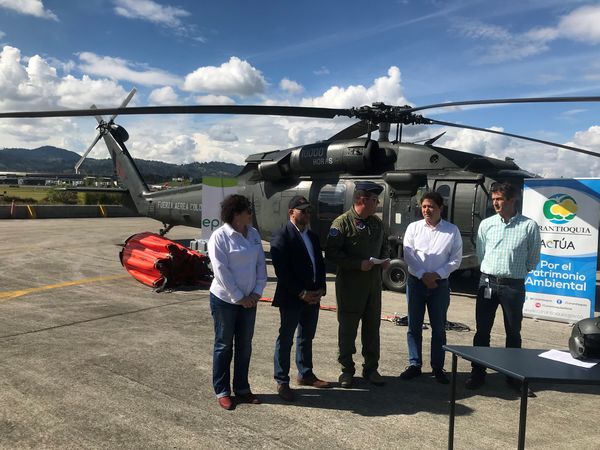 Helicóptero con Bambi Bucket
Helicóptero con Bambi Bucket
Diciembre 12 2018
Para descargar esta fotografía en alta resolución, haga clic sobre la imagen hasta que la misma se despliegue en la pantalla completa; luego dé clic derecho y elija la opción "guardar imagen como". 
En caso de publicación por cualquier medio, solicitamos acompañarla del crédito: "Foto EPM"
Palabras clave: Helicóptero con Bambi Bucket