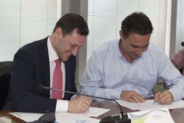 Firma de convenio de cooperación EPM-PNUD
Firma de convenio de cooperación EPM-PNUD
Fecha: Diciembre 15 de 2016
Para descargar esta fotografía en alta resolución, haga clic sobre la imagen hasta que la misma se despliegue en la pantalla completa; luego dé clic derecho y elija la opción "guardar imagen como". 
En caso de publicación por cualquier medio, solicitamos acompañarla del crédito: "Foto EPM"
Palabras clave: Firma convenio cooperación EPM-PNUD