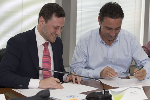 Firma de convenio de cooperación EPM-PNUD
Firma de convenio de cooperación EPM-PNUD
Fecha: Diciembre 15 de 2016
Para descargar esta fotografía en alta resolución, haga clic sobre la imagen hasta que la misma se despliegue en la pantalla completa; luego dé clic derecho y elija la opción "guardar imagen como". 
En caso de publicación por cualquier medio, solicitamos acompañarla del crédito: "Foto EPM"
Palabras clave: Firma convenio cooperación EPM-PNUD