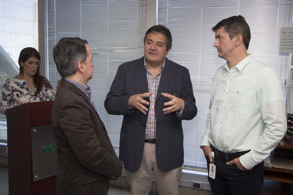 Firma de convenio de cooperación EPM-PNUD
Firma de convenio de cooperación EPM-PNUD
Fecha: Diciembre 15 de 2016
Para descargar esta fotografía en alta resolución, haga clic sobre la imagen hasta que la misma se despliegue en la pantalla completa; luego dé clic derecho y elija la opción "guardar imagen como". 
En caso de publicación por cualquier medio, solicitamos acompañarla del crédito: "Foto EPM"
Palabras clave: Firma convenio cooperación EPM-PNUD