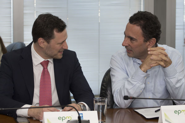 Firma de convenio de cooperación EPM-PNUD
Firma de convenio de cooperación EPM-PNUD
Fecha: Diciembre 15 de 2016
Para descargar esta fotografía en alta resolución, haga clic sobre la imagen hasta que la misma se despliegue en la pantalla completa; luego dé clic derecho y elija la opción "guardar imagen como". 
En caso de publicación por cualquier medio, solicitamos acompañarla del crédito: "Foto EPM"
Palabras clave: Firma convenio cooperación EPM-PNUD