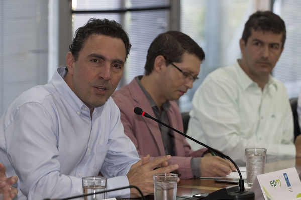 Firma de convenio de cooperación EPM-PNUD
Firma de convenio de cooperación EPM-PNUD
Fecha: Diciembre 15 de 2016
Para descargar esta fotografía en alta resolución, haga clic sobre la imagen hasta que la misma se despliegue en la pantalla completa; luego dé clic derecho y elija la opción "guardar imagen como". 
En caso de publicación por cualquier medio, solicitamos acompañarla del crédito: "Foto EPM"
Palabras clave: Firma convenio cooperación EPM-PNUD