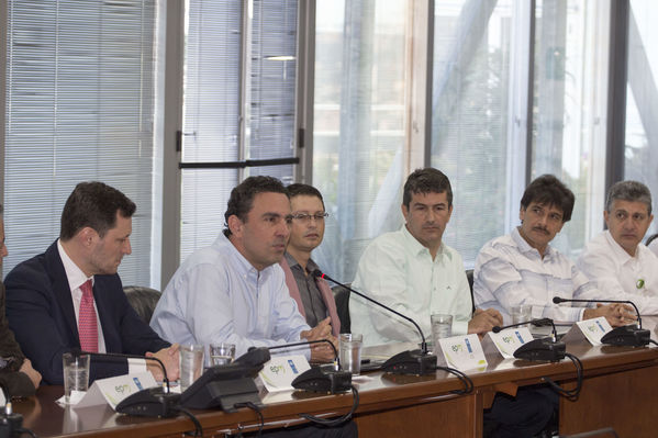 Firma de convenio de cooperación EPM-PNUD
Firma de convenio de cooperación EPM-PNUD
Fecha: Diciembre 15 de 2016
Para descargar esta fotografía en alta resolución, haga clic sobre la imagen hasta que la misma se despliegue en la pantalla completa; luego dé clic derecho y elija la opción "guardar imagen como". 
En caso de publicación por cualquier medio, solicitamos acompañarla del crédito: "Foto EPM"
Palabras clave: Firma convenio cooperación EPM-PNUD