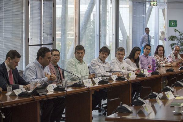 Firma de convenio de cooperación EPM-PNUD
Firma de convenio de cooperación EPM-PNUD
Fecha: Diciembre 15 de 2016
Para descargar esta fotografía en alta resolución, haga clic sobre la imagen hasta que la misma se despliegue en la pantalla completa; luego dé clic derecho y elija la opción "guardar imagen como". 
En caso de publicación por cualquier medio, solicitamos acompañarla del crédito: "Foto EPM"
Palabras clave: Firma convenio cooperación EPM-PNUD