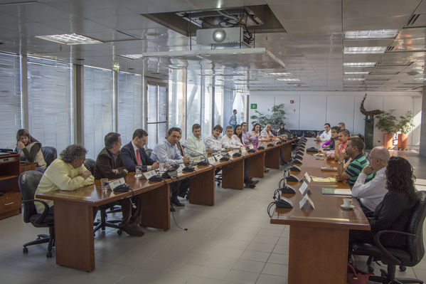 Firma de convenio de cooperación EPM-PNUD
Firma de convenio de cooperación EPM-PNUD
Fecha: Diciembre 15 de 2016
Para descargar esta fotografía en alta resolución, haga clic sobre la imagen hasta que la misma se despliegue en la pantalla completa; luego dé clic derecho y elija la opción "guardar imagen como". 
En caso de publicación por cualquier medio, solicitamos acompañarla del crédito: "Foto EPM"
Palabras clave: Firma convenio cooperación EPM-PNUD