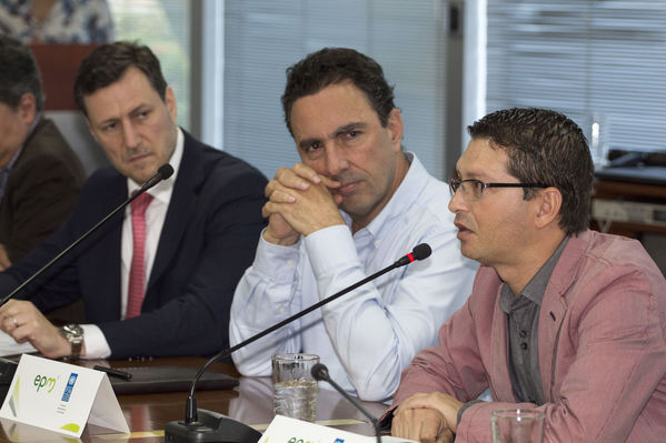 Firma de convenio de cooperación EPM-PNUD
Firma de convenio de cooperación EPM-PNUD
Fecha: Diciembre 15 de 2016
Para descargar esta fotografía en alta resolución, haga clic sobre la imagen hasta que la misma se despliegue en la pantalla completa; luego dé clic derecho y elija la opción "guardar imagen como". 
En caso de publicación por cualquier medio, solicitamos acompañarla del crédito: "Foto EPM"
Palabras clave: Firma convenio cooperación EPM-PNUD