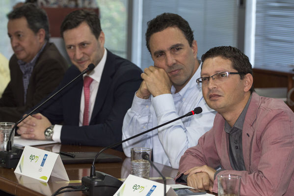 Firma de convenio de cooperación EPM-PNUD
Firma de convenio de cooperación EPM-PNUD
Fecha: Diciembre 15 de 2016
Para descargar esta fotografía en alta resolución, haga clic sobre la imagen hasta que la misma se despliegue en la pantalla completa; luego dé clic derecho y elija la opción "guardar imagen como". 
En caso de publicación por cualquier medio, solicitamos acompañarla del crédito: "Foto EPM"
Palabras clave: Firma convenio cooperación EPM-PNUD