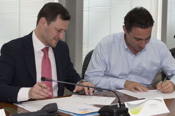 Firma de convenio de cooperación EPM-PNUD
Firma de convenio de cooperación EPM-PNUD
Fecha: Diciembre 15 de 2016
Para descargar esta fotografía en alta resolución, haga clic sobre la imagen hasta que la misma se despliegue en la pantalla completa; luego dé clic derecho y elija la opción "guardar imagen como". 
En caso de publicación por cualquier medio, solicitamos acompañarla del crédito: "Foto EPM"
Palabras clave: Firma convenio cooperación EPM-PNUD