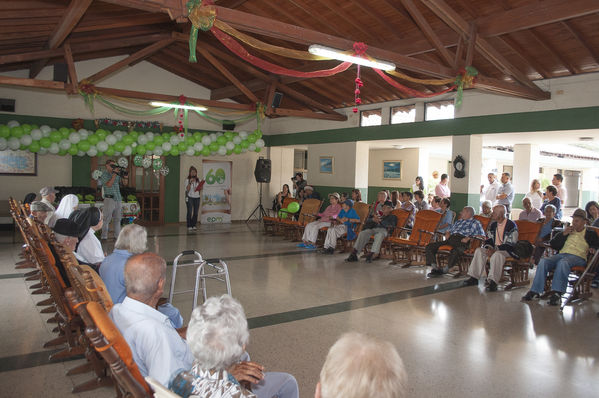 Acto de celebración, cliente 1 millón de Gas  
Acto de celebración, cliente 1 millón de Gas    
Fecha: Diciembre 16 de 2015. Lugar: Copacabana – Hogar Sagrado Corazón de Jesús
Para descargar esta fotografía en alta resolución, haga clic sobre la imagen hasta que la misma se despliegue en la pantalla completa; luego dé clic derecho y elija la opción "guardar imagen como". 
En caso de publicación por cualquier medio, solicitamos acompañarla del crédito: "Foto EPM"
Palabras clave: Acto celebración cliente millón Gas