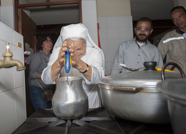 Acto de celebración, cliente 1 millón de Gas  
Acto de celebración, cliente 1 millón de Gas    
Fecha: Diciembre 16 de 2015. Lugar: Copacabana – Hogar Sagrado Corazón de Jesús
Para descargar esta fotografía en alta resolución, haga clic sobre la imagen hasta que la misma se despliegue en la pantalla completa; luego dé clic derecho y elija la opción "guardar imagen como". 
En caso de publicación por cualquier medio, solicitamos acompañarla del crédito: "Foto EPM"

Palabras clave: Acto celebración cliente millón Gas