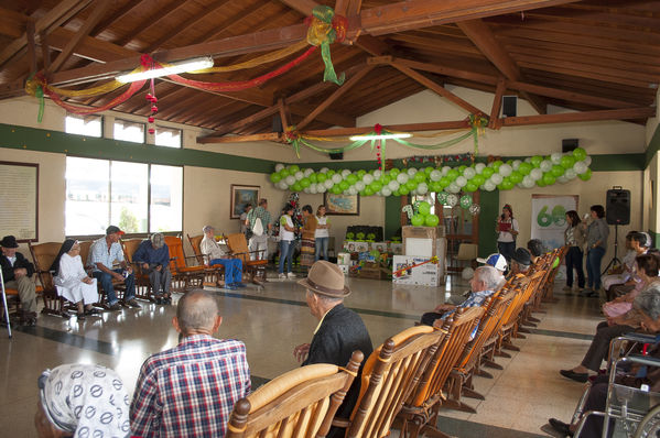 Acto de celebración, cliente 1 millón de Gas
Acto de celebración, cliente 1 millón de Gas    
Fecha: Diciembre 16 de 2015. Lugar: Copacabana – Hogar Sagrado Corazón de Jesús
Para descargar esta fotografía en alta resolución, haga clic sobre la imagen hasta que la misma se despliegue en la pantalla completa; luego dé clic derecho y elija la opción "guardar imagen como". 
En caso de publicación por cualquier medio, solicitamos acompañarla del crédito: "Foto EPM"
Palabras clave: Acto celebración cliente millón Gas