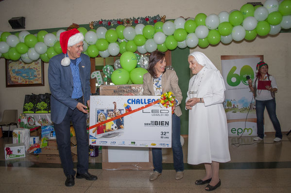 Acto de celebración, cliente 1 millón de Gas
Acto de celebración, cliente 1 millón de Gas    
Fecha: Diciembre 16 de 2015. Lugar: Copacabana – Hogar Sagrado Corazón de Jesús
Para descargar esta fotografía en alta resolución, haga clic sobre la imagen hasta que la misma se despliegue en la pantalla completa; luego dé clic derecho y elija la opción "guardar imagen como". 
En caso de publicación por cualquier medio, solicitamos acompañarla del crédito: "Foto EPM"
Palabras clave: Acto celebración cliente millón Gas