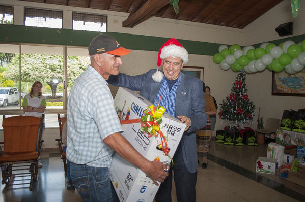 Acto de celebración, cliente 1 millón de Gas   
Acto de celebración, cliente 1 millón de Gas    
Fecha: Diciembre 16 de 2015. Lugar: Copacabana – Hogar Sagrado Corazón de Jesús
Para descargar esta fotografía en alta resolución, haga clic sobre la imagen hasta que la misma se despliegue en la pantalla completa; luego dé clic derecho y elija la opción "guardar imagen como". 
En caso de publicación por cualquier medio, solicitamos acompañarla del crédito: "Foto EPM"
Palabras clave: Acto celebración cliente millón Gas