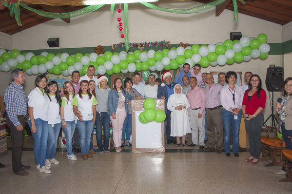Acto de celebración, cliente 1 millón de Gas   
Acto de celebración, cliente 1 millón de Gas    
Fecha: Diciembre 16 de 2015. Lugar: Copacabana – Hogar Sagrado Corazón de Jesús
Para descargar esta fotografía en alta resolución, haga clic sobre la imagen hasta que la misma se despliegue en la pantalla completa; luego dé clic derecho y elija la opción "guardar imagen como". 
En caso de publicación por cualquier medio, solicitamos acompañarla del crédito: "Foto EPM"
Palabras clave: Acto celebración cliente millón Gas