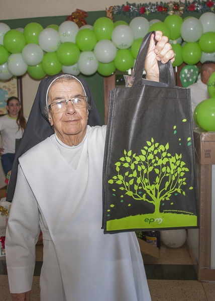 Acto de celebración, cliente 1 millón de Gas   
Acto de celebración, cliente 1 millón de Gas    
Fecha: Diciembre 16 de 2015. Lugar: Copacabana – Hogar Sagrado Corazón de Jesús
Para descargar esta fotografía en alta resolución, haga clic sobre la imagen hasta que la misma se despliegue en la pantalla completa; luego dé clic derecho y elija la opción "guardar imagen como". 
En caso de publicación por cualquier medio, solicitamos acompañarla del crédito: "Foto EPM"
Palabras clave: Acto celebración cliente millón Gas