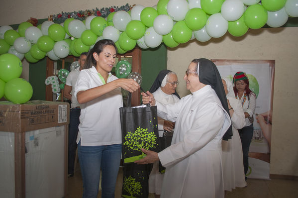 Acto de celebración, cliente 1 millón de Gas   
Acto de celebración, cliente 1 millón de Gas    
Fecha: Diciembre 16 de 2015. Lugar: Copacabana – Hogar Sagrado Corazón de Jesús
Para descargar esta fotografía en alta resolución, haga clic sobre la imagen hasta que la misma se despliegue en la pantalla completa; luego dé clic derecho y elija la opción "guardar imagen como". 
En caso de publicación por cualquier medio, solicitamos acompañarla del crédito: "Foto EPM"
Palabras clave: Acto celebración cliente millón Gas